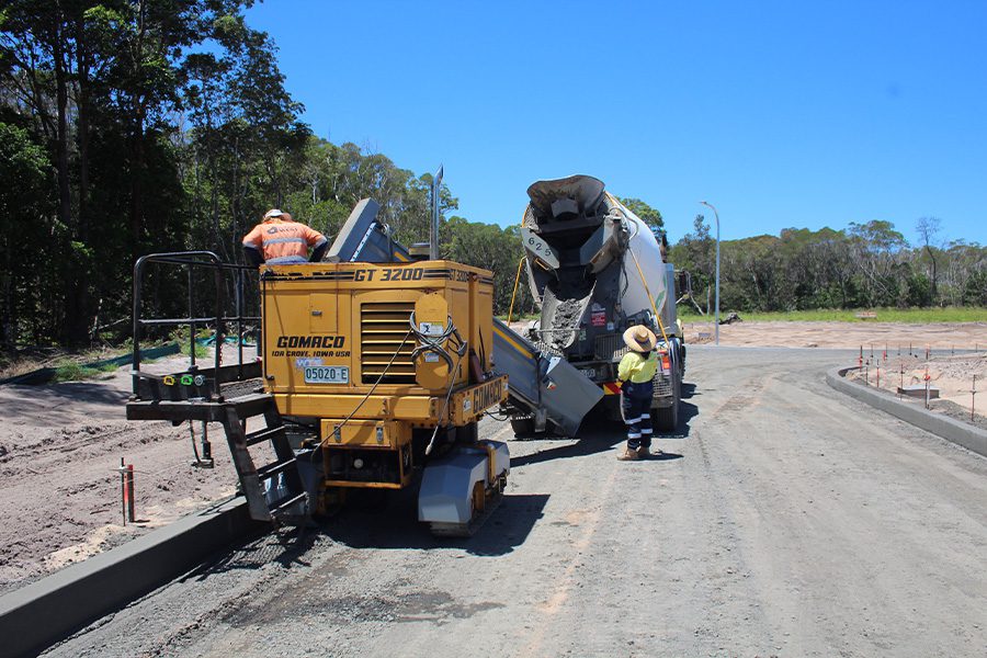 15/12/2021 : Stage 1 Concrete kerb machine laying concrete edge restaint kerb Bella Way